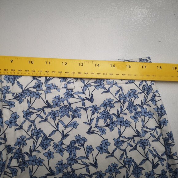 Banana Republic Ladies Size 12 Ivory w/Blue Flower Pattern Bermuda Length Shorts - Picture 9 of 11